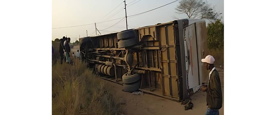 Autocarro despista e capota em Mulotana, província de Maputo.jpg