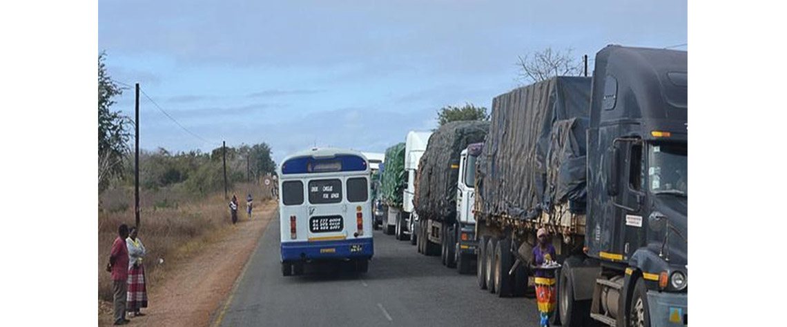 colunas de autocarros e camiões ao longo da EN1