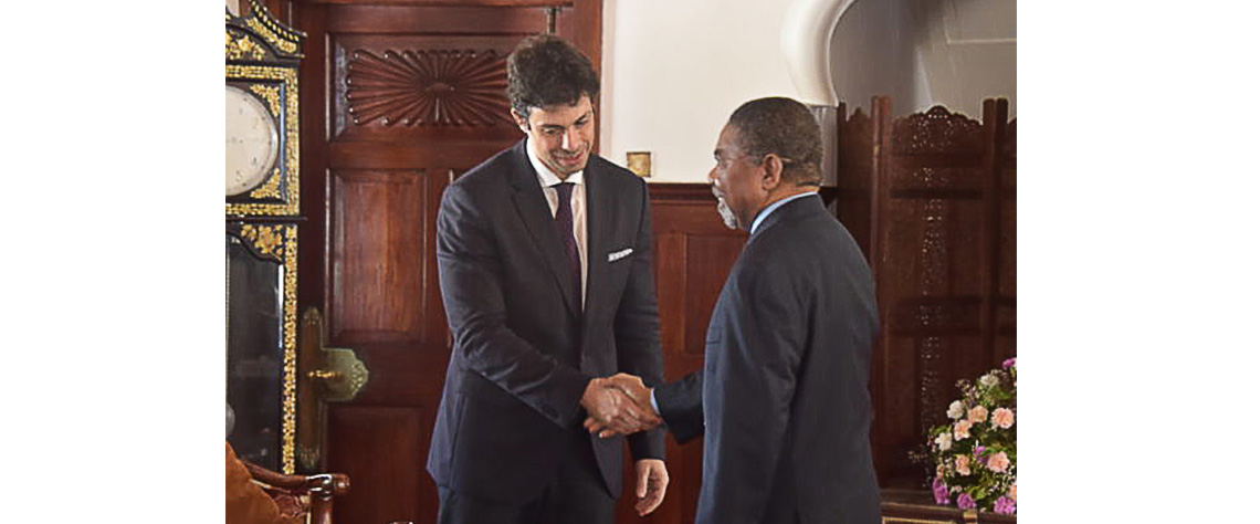 Jean Boustany (à esquerda) com o Presidente do Zanzibar. Ele tentava pregar o mesmo calote ao pequeno Estado insular da Tanzania em 2016.