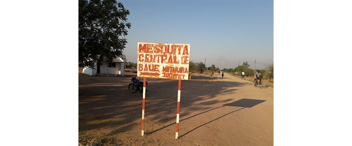 Placa indicativa do Bairro Baue, no Distrito de Mutarara