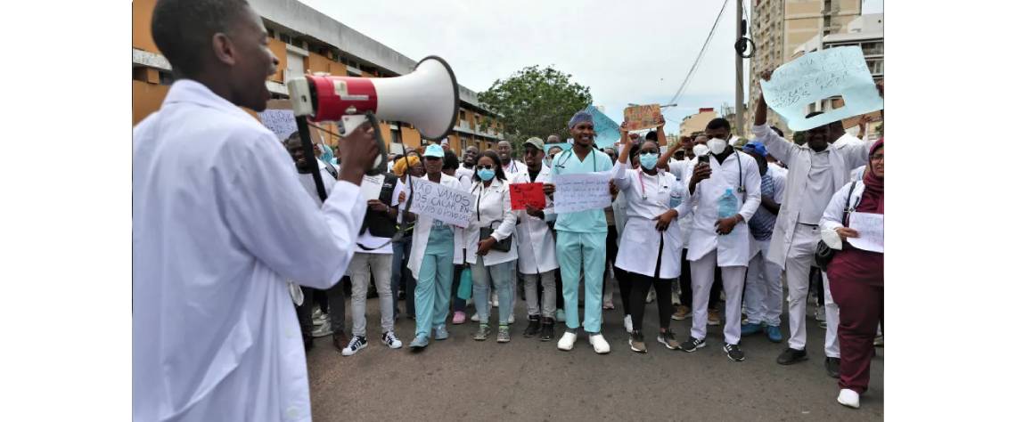 Polícia tenta sem sucesso impedir marcha dos médicos em Maputo.jpg